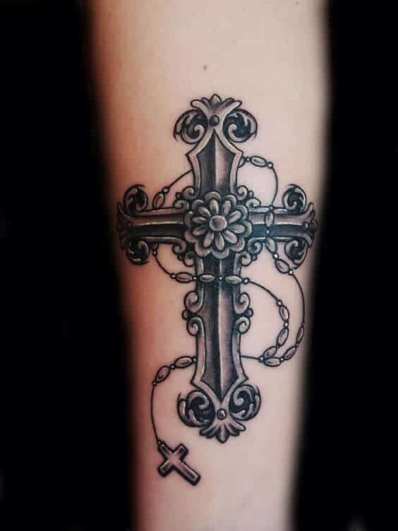 cross-tattoos-50" width="564" height="752" class="aligncenter size-full wp-image-15741" srcset="https://tattoolist.net/wp-content/uploads/2019/08/1564654233_79_Femmes-Tatouages-​​croises-pour-femmes-Des-idees-et.jpg 564w, http://cdn5.tattooeasily.com/wp-content/uploads/2017/10/cross-tattoos-50-225x300.jpg 225w, http://cdn4.tattooeasily.com/wp-content/uploads/2017/10/cross-tattoos-50-315x420.jpg 315w" sizes="(max-width: 564px) 100vw, 564px"/></p>
<p>Located on the bottom of the arm, this fairly big tattoo of a cross is done very well. Both the detailing and shading done on this piece is amazing and the large cross even has a smaller one coming off it at the bottom.</p>
</div>
<p><script type=