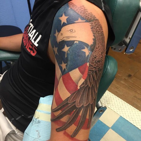7160916-american-flag-tattoos "width =" 600 "height =" 600 "srcset =" https://tattoolist.net/wp-content/uploads/2019/08/1564663009_3_Hommes-55-tatouages-​​heroiques-du-drapeau-americain-En-images.jpg 600w, http://cdn3.tattooeasily.com/wp-content/uploads/2013/08/7160916-american-flag-tattoos-150x150.jpg 150w, http://cdn1.tattooeasily.com/wp-content/uploads /2013/08/7160916-american-flag-tattoos-300x300.jpg 300w, http://cdn5.tattooeasily.com/wp-content/uploads/2013/08/7160916-american-flag-tattoos-420x420.jpg 420w "tailles =" (largeur maximale: 600px) 100vw, 600px "/></p>
<p>Un drapeau d'un pays symbolise beaucoup de choses comme la culture du peuple, sa nature, les citoyens et définit comment une personne est perçue. Porter un beau drapeau américain peut être un signe qui exprime le patriotisme, la culture et la fierté de s'identifier au pays.</p>
<p><img decoding=