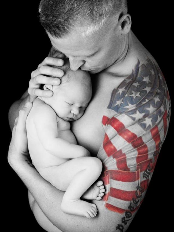 25160916-american-flag-tattoos "width =" 600 "height =" 800 "srcset =" https://tattoolist.net/wp-content/uploads/2019/08/1564663016_372_Hommes-55-tatouages-​​heroiques-du-drapeau-americain-En-images.jpg 600w, http://cdn1.tattooeasily.com/wp-content/uploads/2013/08/25160916-american-flag-tattoos-225x300.jpg 225w, http://cdn4.tattooeasily.com/wp-content/uploads /2013/08/25160916-american-flag-tattoos-315x420.jpg 315w "tailles =" (largeur maximale: 600px) 100vw, 600px "/></p>
<p>Que votre conception de tatouage de drapeau américain soit inspirée par le symbole de la bravoure, de la persévérance, du pouvoir, de l’espoir, de la force, etc., la façon dont vous le portez doit également exprimer le sens et le sentiment que vous y associez. Si votre motivation est le symbole du pouvoir, alors laissez la conception se faire de manière à renforcer le sentiment de puissance ou de force.</p>
<p><img decoding=