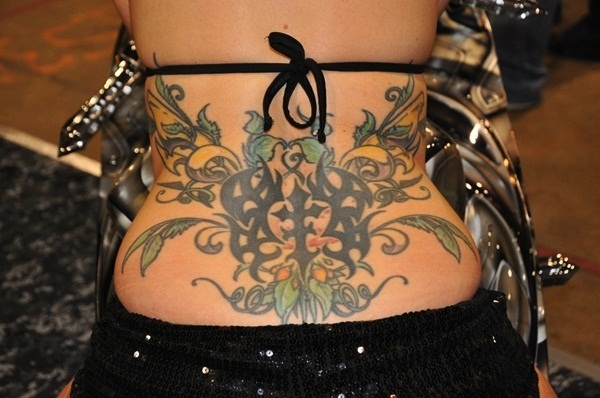 Dessins de tatouage au bas du dos pour femmes3