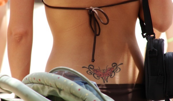 Dessins de tatouage au bas du dos pour femmes10