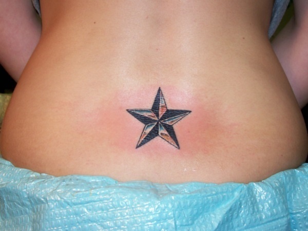 Dessins de tatouage au bas du dos pour femmes18