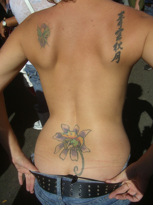 Dessins de tatouage au bas du dos pour femmes24