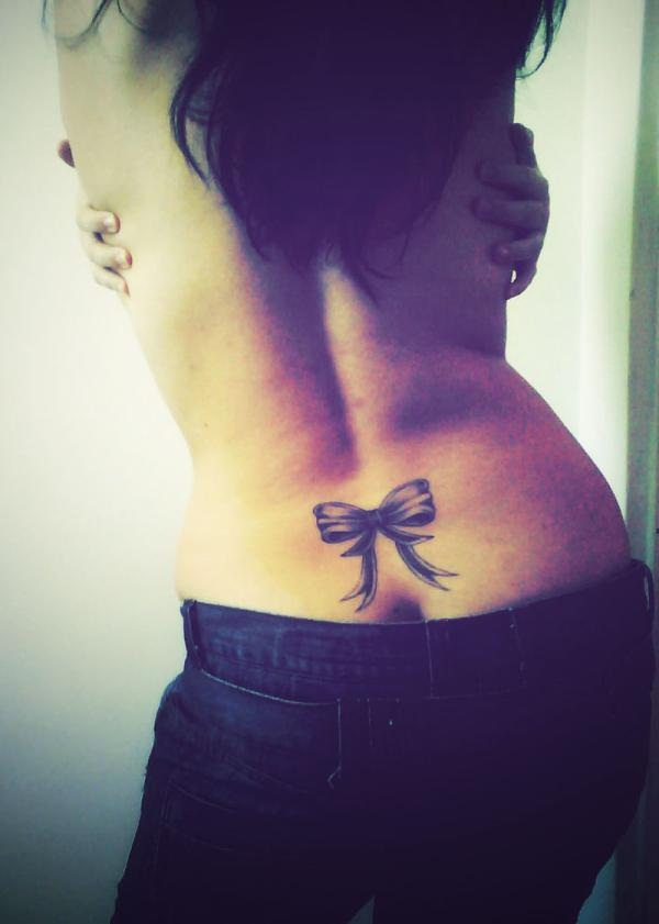 Dessins de tatouage au bas du dos pour les femmes29