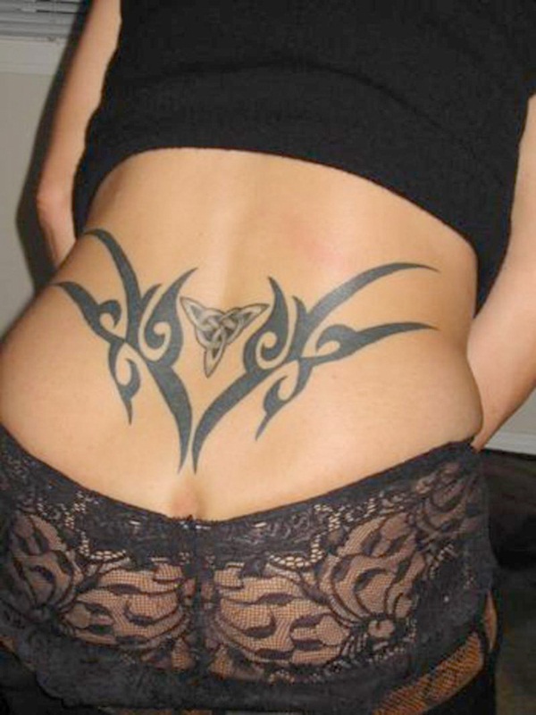 Dessins de tatouage au bas du dos pour les femmes39