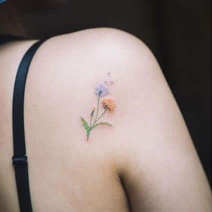 flower-tattoos-23 "width =" 425 "height =" 425 "class =" alignenter taille-complet wp-image-15481 "srcset =" http://cdn3.tattooeasily.com/wp-content/uploads/2017/ 10 / flower-tattoos-23.jpg 425w, http://cdn5.tattooeasily.com/wp-content/uploads/2017/10/flower-tattoos-23-150x150.jpg 150w, http: //cdn3.tattooeasily. com / wp-content / uploads / 2017/10 / flower-tattoos-23-300x300.jpg 300w, http://cdn3.tattooeasily.com/wp-content/uploads/2017/10/flower-tattoos-23-420x420 .jpg 420w "tailles =" (largeur maximale: 425 pixels) 100vw, 425 pixels "/></p>
<p>Un tatouage minuscule, mais très détaillé et coloré, parfait pour les chevilles, les poignets et les pieds. Fait dans des couleurs vives et avec de petites taches noires, ce tatouage a une ambiance positive, joyeuse et printanière.</p>
<p><img decoding=