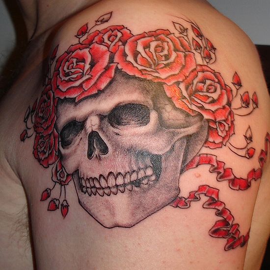 url" width="550" height="551" srcset="https://tattoolist.net/wp-content/uploads/2019/08/1564718973_924_Hommes-99-tatouages-​​de-crane-gnarly-qui-vous-feront.jpg 550w, http://cdn2.tattooeasily.com/wp-content/uploads/2014/07/url1-150x150.jpg 150w, http://cdn3.tattooeasily.com/wp-content/uploads/2014/07/url1-300x300.jpg 300w, http://cdn3.tattooeasily.com/wp-content/uploads/2014/07/url1-419x420.jpg 419w" sizes="(max-width: 550px) 100vw, 550px"/></p>
<p>This tattoo takes skull tattoos to another level with inspiration from the Grateful Dead and comic books of yesteryear. The ink in this tattoo breathes life into the skin with a well-balanced creative design that is filled with gorgeous colors. This skull tattoo is sure to attract lot of attention so get ready to have lots of people ask you about it! And enjoy!</p>
<p><strong>Morbid Skull Tattoo</strong></p>
<p><img decoding=