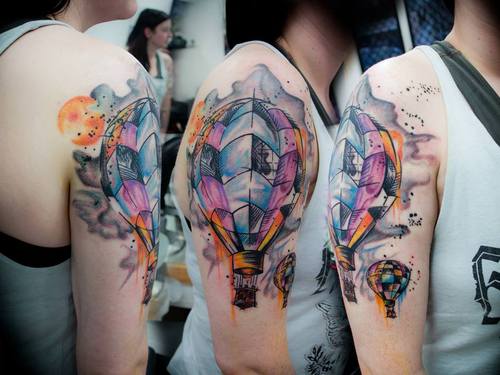 Les tatouages ​​en montgolfière sont hors de ce monde étonnant