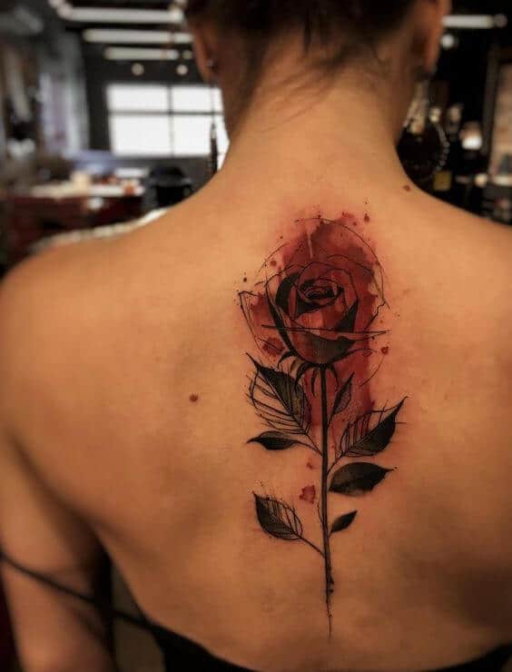 rose-tattoos-23 "width =" 564 "height =" 740 "class =" alignenter taille-complet wp-image-15363 "srcset =" http://cdn2.tattooeasily.com/wp-content/uploads/2017/ 09 / rose-tattoos-23.jpg 564w, http://cdn4.tattooeasily.com/wp-content/uploads/2017/09/rose-tattoos-23-229x300.jpg 229w, http: //cdn3.tattooeasily. com / wp-content / uploads / 2017/09 / rose-tattoos-23-320x420.jpg 320w "tailles =" (largeur maximale: 564 pixels), 100vw, 564 pixels "/></p>
<p>Un tatouage de rose situé dans le dos autour de la colonne vertébrale. La rose est longue et droite, avec le pétale autour du cou et la tige descendant jusqu'au centre du dos. L'encre est simple et sombre, mais toute la zone supérieure, avec les pétales et son environnement encrés de rouge.</p>
<p><img decoding=