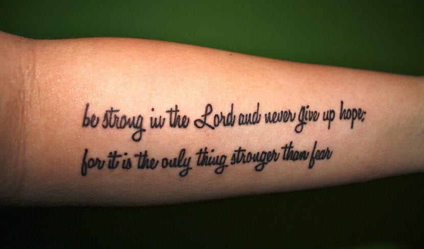Longues phrase tatouée sur le bras
