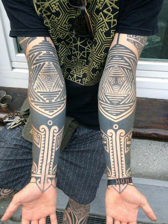 Deux mains tatouées