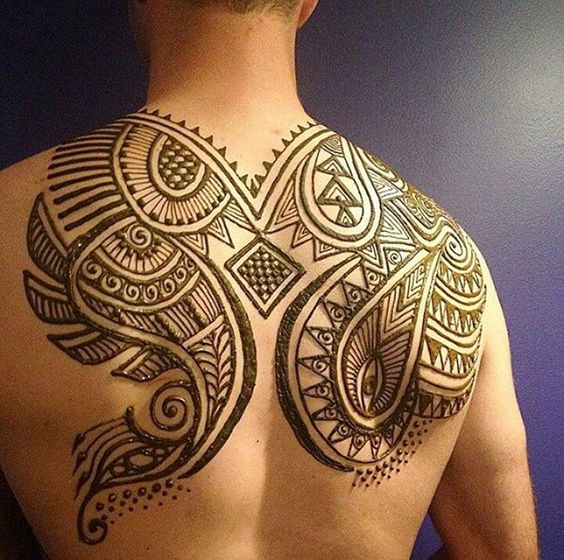Tatouage au henné au niveau du dos