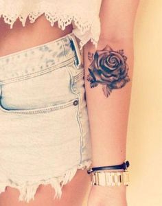 Belle fleur tatouée avant-bras