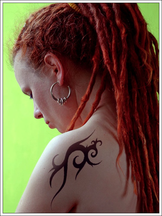 Conceptions tribales de tatouage d'épaule pour des femmes