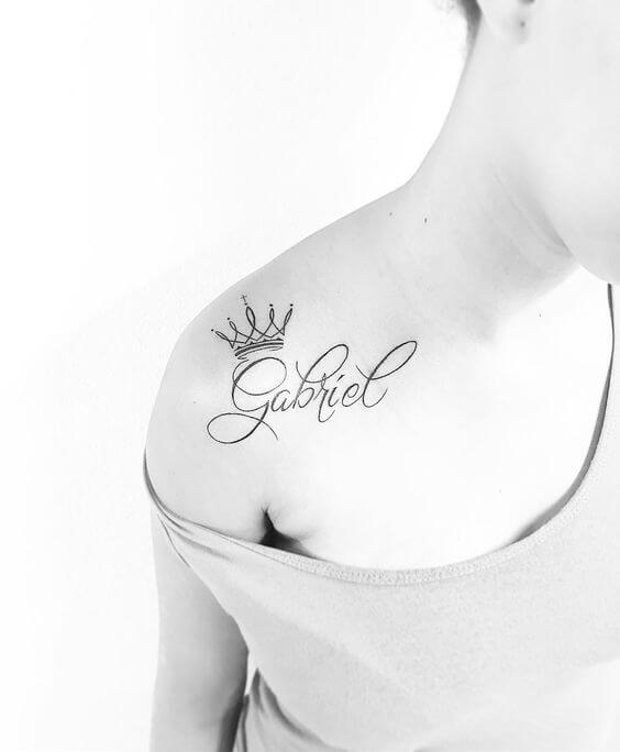 nom-tatouages-pour-femmes "width =" 564 "height =" 684 "class =" aligneur-taille-complet wp-image-16040 "srcset =" http://cdn3.tattooeasily.com/wp-content/uploads/ 2017/12 / name-tattoos-for-women.jpg 564w, http://cdn5.tattooeasily.com/wp-content/uploads/2017/12/name-tattoos-for-women-247x300.jpg 247w, http: //cdn4.tattooeasily.com/wp-content/uploads/2017/12/name-tattoos-for-women-346x420.jpg 346w ​​"values ​​=" (max-width: 564px) 100vw, 564px "/>

<p>La bonne chose est que vous pouvez sélectionner n'importe quel texte pour votre tatouage nominatif qui manifestera votre personnalité. Il est possible d'utiliser n'importe quelle couleur pour ces types de tatouages, qui peut inclure presque tout, y compris des citations, des légendes, des citations d'amour, des poèmes, etc. Cependant, vous devez faire attention à l'orthographe lorsque vous portez ces tatouages.</p>
<h2>Tatouages ​​populaires pour femmes</h2>
<p>Ci-dessous, nous allons mentionner quelques tatouages ​​de nom populaires pour les femmes et aussi pourquoi ils sont devenus si populaires de nos jours.</p>
<h3>Nom de l’autre significatif</h3>
<p>Les femmes adorent porter ce tatouage sur leurs avant-bras. Ce tatouage est destiné à rendre hommage à l'homme le plus important de la vie d'une femme, et il est important que le nom se distingue de la photo dans son ensemble.</p>
<h3>Colombe</h3>
<p>Nous acceptons tous que les colombes soient un symbole de paix. La colombe dans un tatouage de nom est utilisée pour signifier la personne qui vous calme avec un sourire paisible et heureux en temps de stress et d'anxiété. En fait, la présence de colombes est obligatoire lors d'une cérémonie de mariage, car ces oiseaux ont un lien étroit avec la prospérité et l'amour.</p>
<h3>Rose</h3>
<p>La rose dans un tatouage de nom est utilisée pour exprimer l'amour d'une femme pour tout homme spécial de sa vie. De plus, la présence d'épines contribue à accentuer encore le sens en nous rappelant les souffrances endurées par un amoureux avant qu'il ne réussisse finalement à gagner sa femme.</p>
<h3>Papillon</h3>
<p>La tendresse des ailes d'un papillon nous rappelle une belle dame. Le papillon dans un tatouage de nom aide à indiquer l'admiration de la femme envers l'homme dont le nom est inscrit dans le tatouage. De plus, la transformation progressive d'une fille en une femme magnifique est souvent liée au développement d'un cocon en un beau papillon.</p>
<h3>Date de naissance</h3>
<p>Une femme portant ce tatouage inscrira généralement les noms de son amant et de ses petits sur la liste. Les êtres humains, par nature, ont tendance à oublier leurs dates de naissance. Cependant, ces tatouages ​​sont destinés à rappeler à quelqu'un sa date de naissance afin qu'ils ne l'ignorent pas. En outre, ils indiquent également à quel point un homme est important pour une femme portant le tatouage.</p>
<h2>Conseils pour obtenir un tatouage Nom</h2>
<p>Bien que les tatouages ​​de nom pour femmes soient largement utilisés à travers le monde, il est essentiel de suivre quelques conseils de maintenance après les avoir tatoués. La zone de peau touchée est assez douloureuse au début et il faut maintenir la zone exempte d’irritation.</p>
<p>Après la séance de tatouage, essayez de boire une grande quantité d’eau. Lavez les plaies 2 à 3 fois par jour et utilisez une serviette douce pour les sécher immédiatement. Ne touchez aucune zone touchée et veillez à ce que vos vêtements ne rayent pas ces zones.</p>
<p>Vous devez continuer à prendre soin de vos tatouages ​​même après la période de guérison recommandée de deux semaines. Protégez-les des rayons directs du soleil et utilisez un écran solaire s'il n'est pas possible d'éviter le soleil. Gardez à l’esprit qu’un tatouage de nom restera avec vous pour toujours, alors ne soyez pas pressé et soyez pointilleux.</p>
<h2>Exemples de tatouages ​​pour femmes nominatives</h2>
<p><img decoding=
