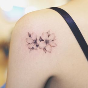 Petit motif Tatouage fleur de lys