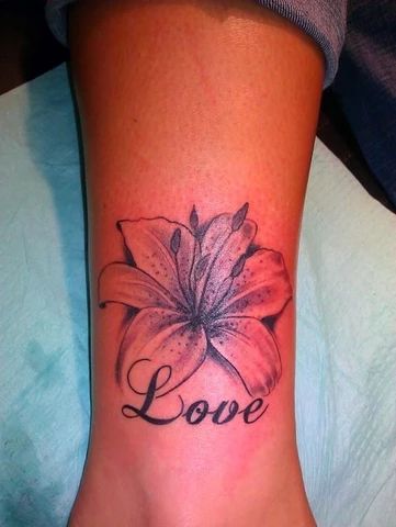 Tatouage fleur de Lys, signification amour et passion
