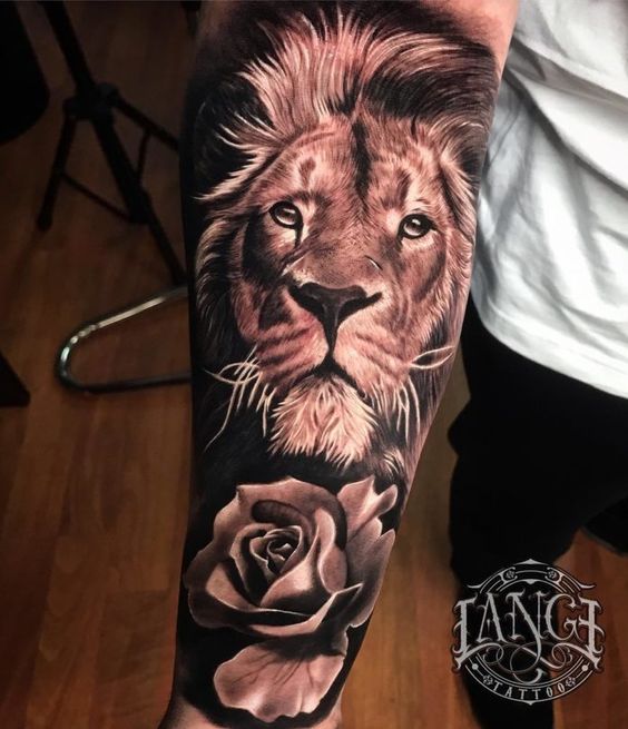 Un joli lion tatoué