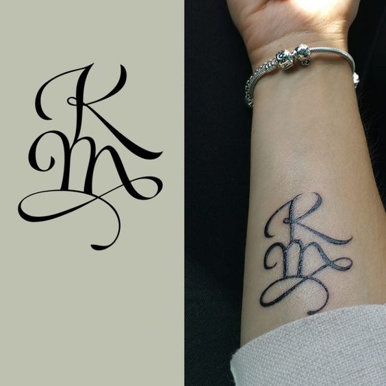 Deux lettres magnifiquement tatouées