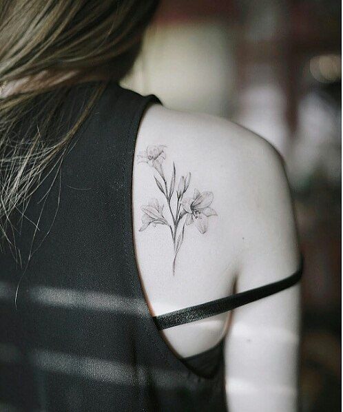 tatouage fleur de Lys, femme prostituée
