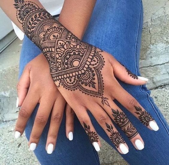 deux mains faites tatouées au henné spécialité marocaine