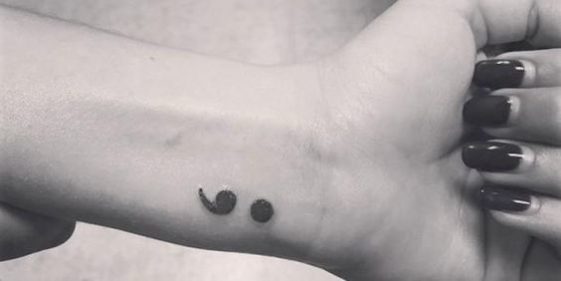 Tatouage point virgule : 35 modèles Tattoo et significations