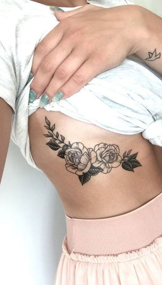 Deux tatouages roses sans couleurs