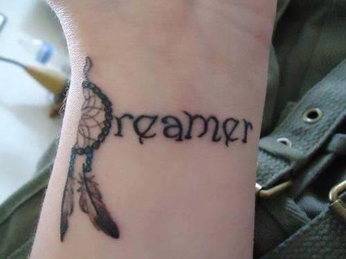 Dreamer, tatouage avec mots écrits