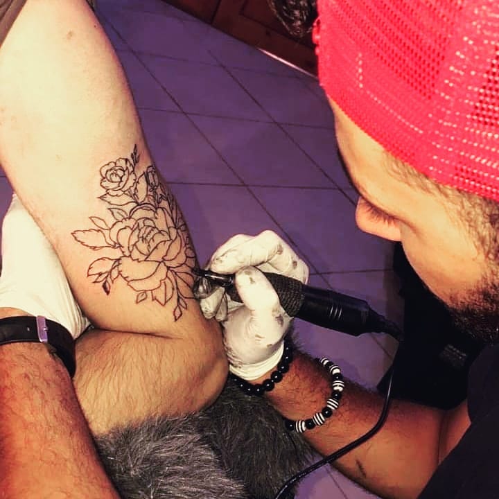 En train de tatouer