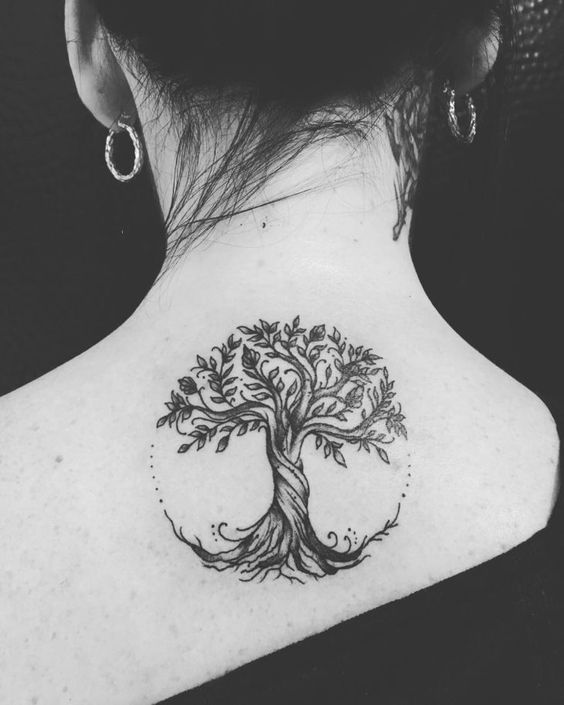 Femme tatouée sur le dos près de la nuque