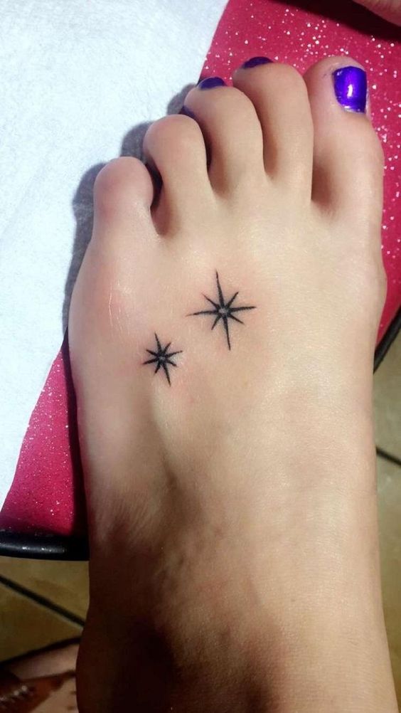 Beau tattoo sur le pied