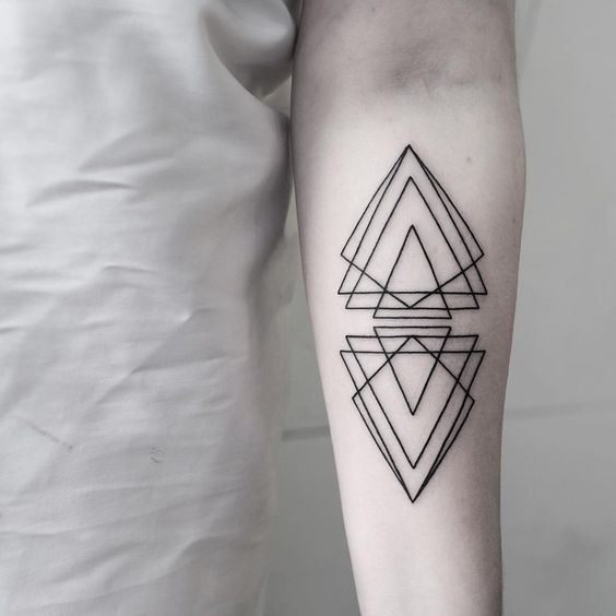 Magnifiques symboles tatoués, plusieurs triangles