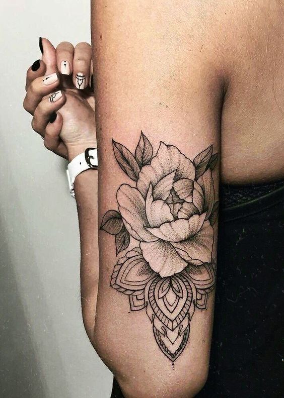 Mandala floral sur le bras