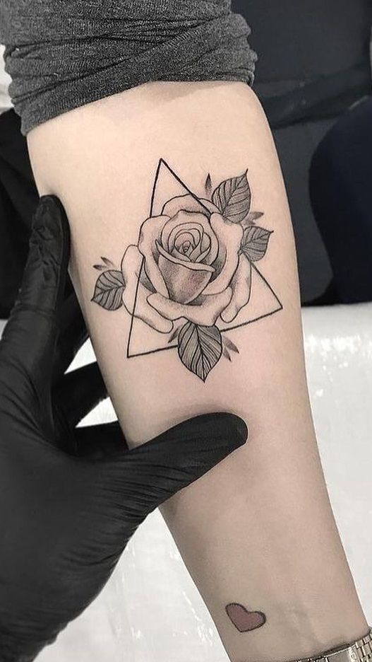 Rose, épines, feuille et un triangle tatoués