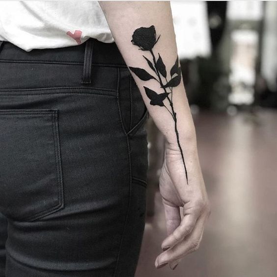 Roses et feuilles noires tatouées