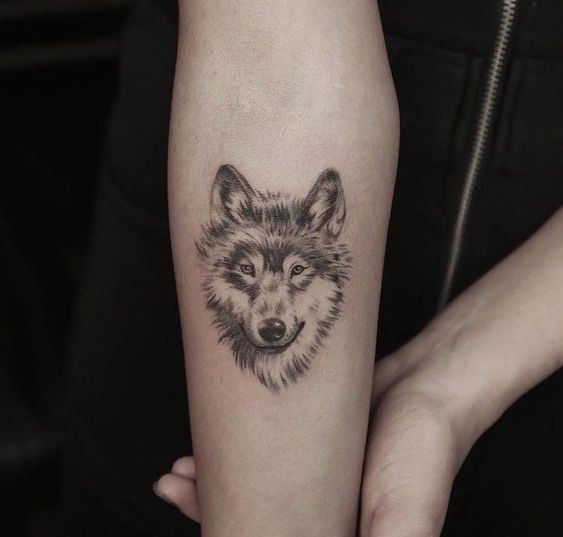 Simple petit tatouage loup