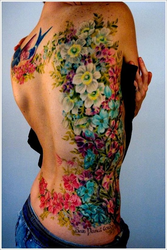 Tableau rempli de fleurs très sexy tatoué sur le dos