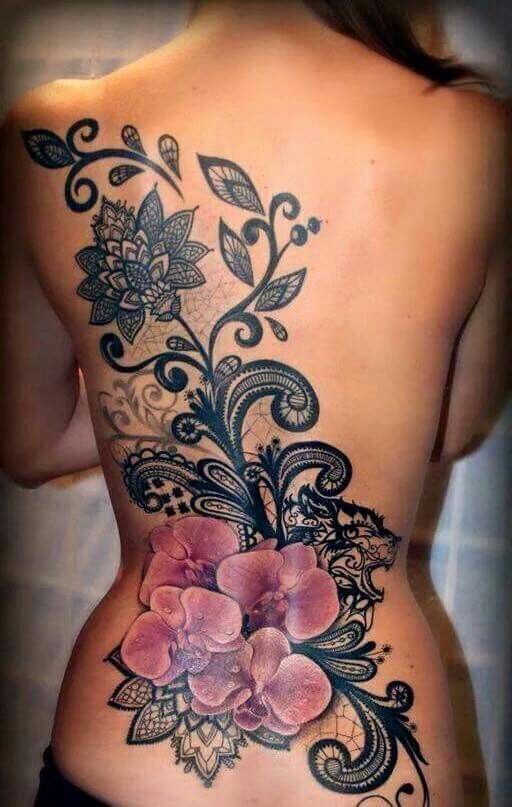 Tatouage au niveau du dos avec des orchidées