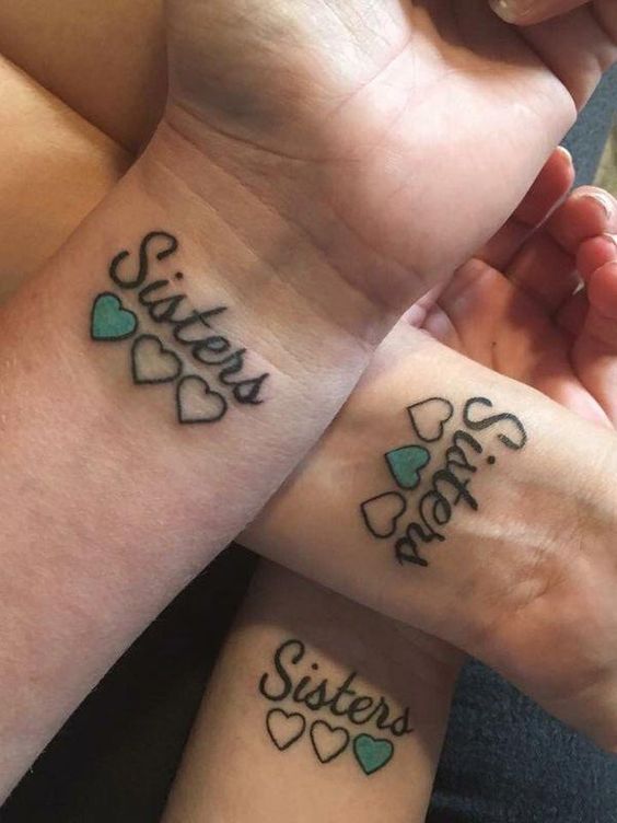 Trois soeurs qui s'aiment, se font tatouées ensemble ...
