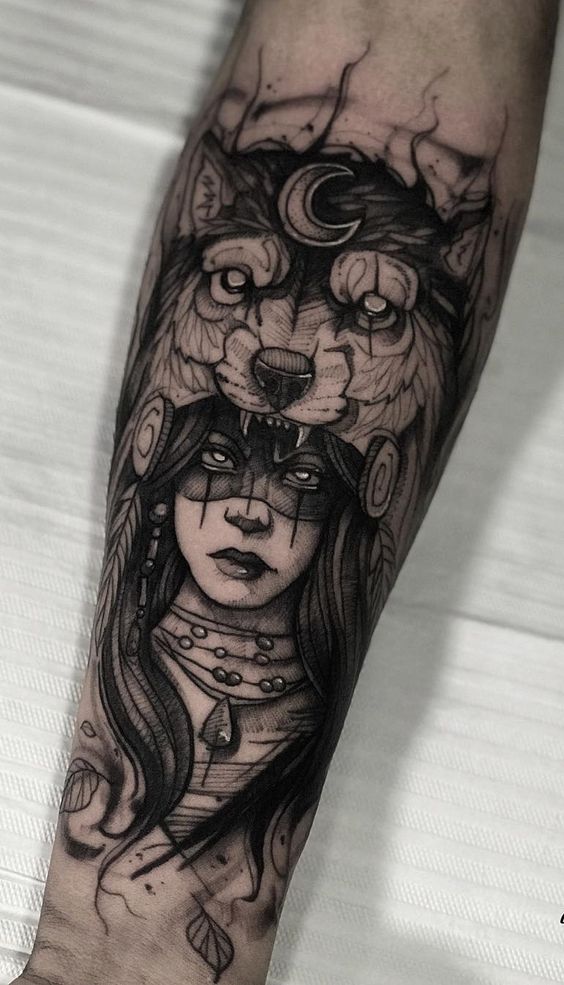 Très beau tatouage avec un loup