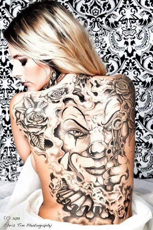 Joker Tattoo avec tatouage rose sur le dos