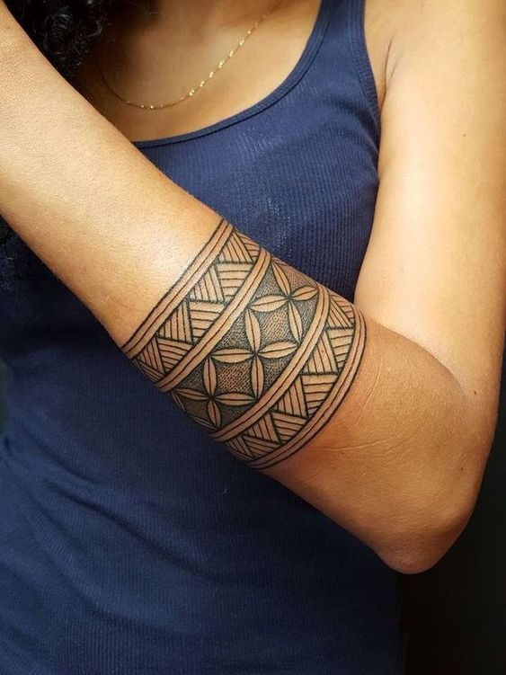 Tatouée sur l'avant bras, style art polynésien