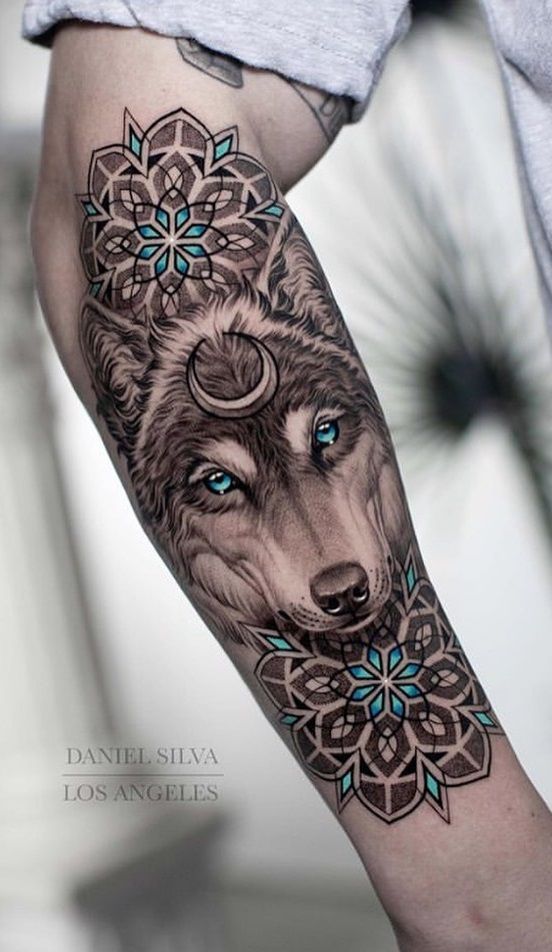 Un beau tatouage loup féroce