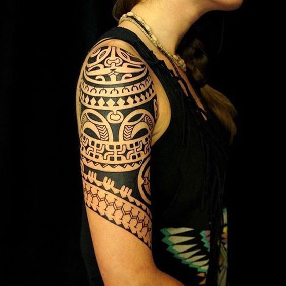 Une femme tatouée sur le bras
