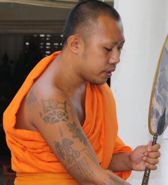 Moine bouddhiste thaïlandais tatoué