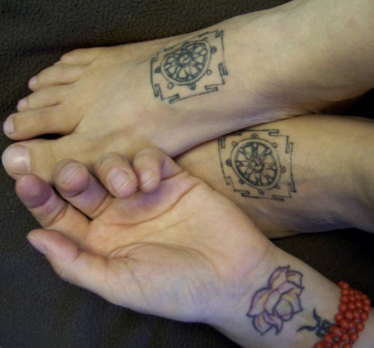 bouddhiste-roue-tatouage-sur-pieds