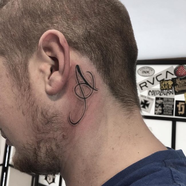 derrière les tatouages ​​d'oreille