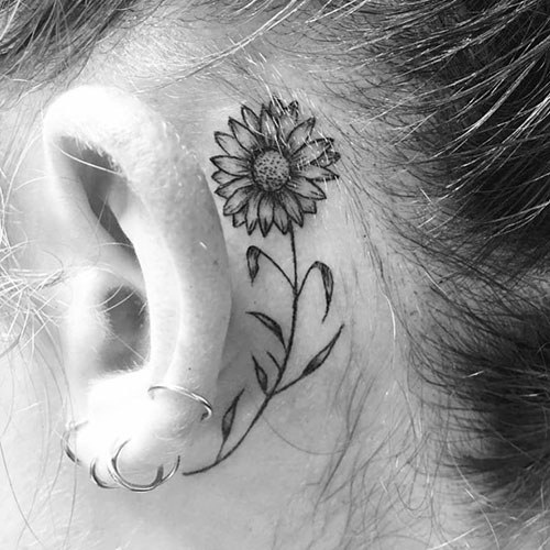 Idées de conception de tatouage de tournesol derrière l'oreille