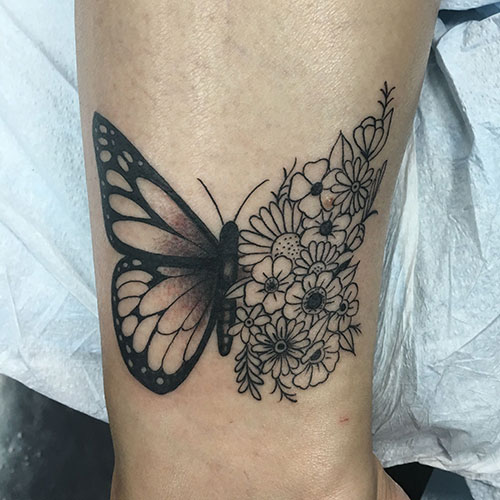 Papillon avec tatouage de tournesols