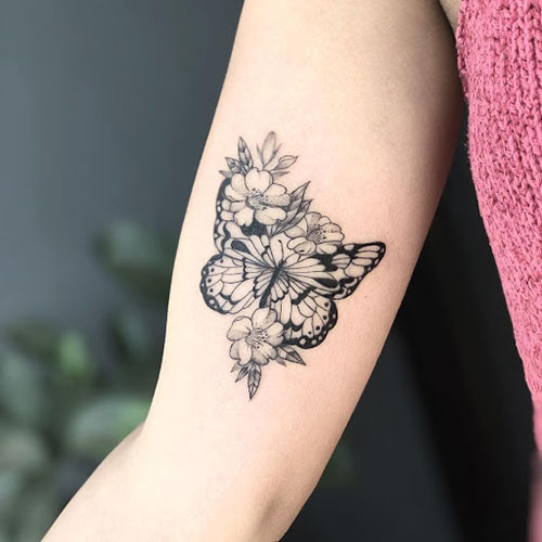 Tournesol avec tatouage papillon